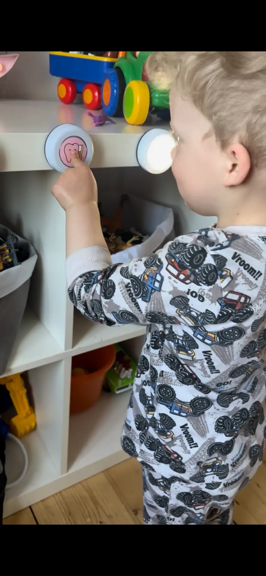 Barn som trycker på ett rutinsteg